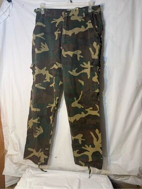 vintage Game Winner Sportswear camouflaged men’s cargo pants size Large